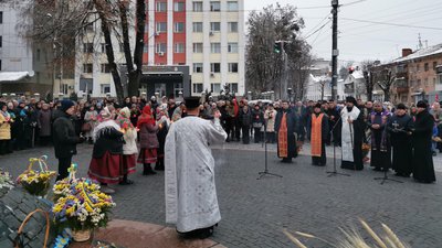 З лампадками, колосками та квітами: житомиряни прийшли вшанувати пам'ять жертв голодоморів З лампадками, колосками та квітами: житомиряни прийшли вшанувати пам'ять жертв голодоморів