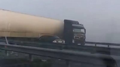 Під Херсоном сталась ДТП за участі вантажівки, рух транспорту ускладнений (ФОТО; ВІДЕО)