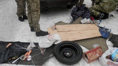 У КПВВ на Донеччині в легковику знайшли вибухівку. ФОТО У КПВВ на Донеччині в легковику знайшли вибухівку. ФОТО
