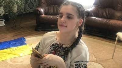 На Житомирщині шістнадцятирічна дівчина з інвалідністю пише вірші та мріє про зустріч з Залужним На Житомирщині шістнадцятирічна дівчина з інвалідністю пише вірші та мріє про зустріч з Залужним
