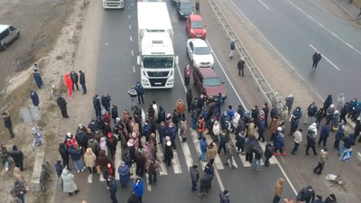 Люди перекрили трасу «Київ-Харків» Люди перекрили трасу «Київ-Харків»