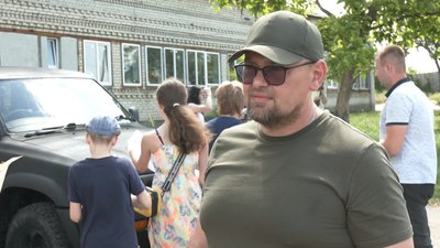 У Запоріжжі діти розфарбували автомобіль для українських захисників У Запоріжжі діти розфарбували автомобіль для українських захисників