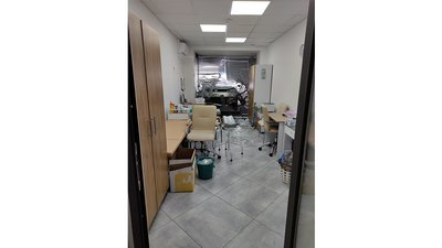 У Житомирі автівка в'їхала в приміщення клініки — водійка переплутала педалі У Житомирі автівка в'їхала в приміщення клініки — водійка переплутала педалі
