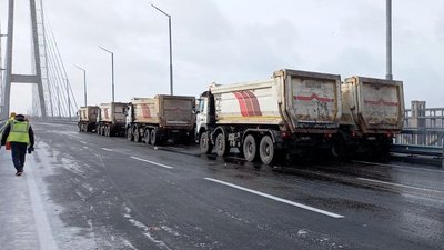У Запоріжжі конструкцію вантового мосту випробовують на міцність 30 вантажівок У Запоріжжі конструкцію вантового мосту випробовують на міцність 30 вантажівок