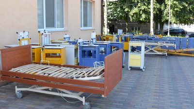 Закарпатська обласна лікарня отримала медичні меблі від Чехії