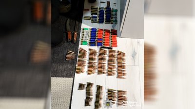 Понад 200 патронів, гранати, автомат та штик-ножі виявили у жителя Рівненщини — поліція