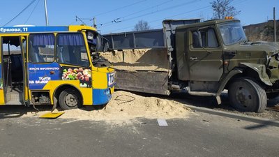 Вісім травмованих: у Луцьку аварія за участі маршрутки Вісім травмованих: у Луцьку аварія за участі маршрутки