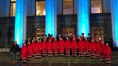 Нова традиція. У Києві засвітили 14-метрову парламентську ялинку Нова традиція. У Києві засвітили 14-метрову парламентську ялинку