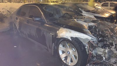 Рятувальники годину гасили припаркований у дворі на Салтівці автомобіль Рятувальники годину гасили припаркований у дворі на Салтівці автомобіль