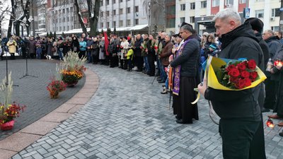 З лампадками, колосками та квітами: житомиряни прийшли вшанувати пам'ять жертв голодоморів З лампадками, колосками та квітами: житомиряни прийшли вшанувати пам'ять жертв голодоморів