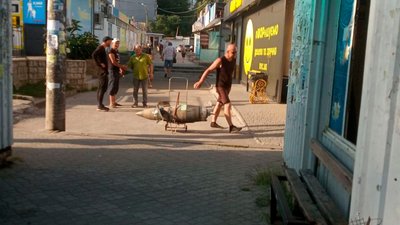 У Шевченківському районі Запоріжжя на ринку поліція затримала чоловіків з боєприпасом