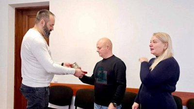 Батькам полеглого на війні студента вручили відзнаку сина