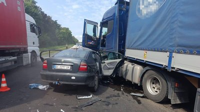 На Львівщині зіткнулись вантажівка та легковик: одна людина загинула