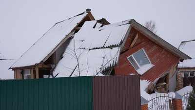 Будинок в Новоіванівці, куди влучив снаряд Будинок в Новоіванівці, куди влучив снаряд