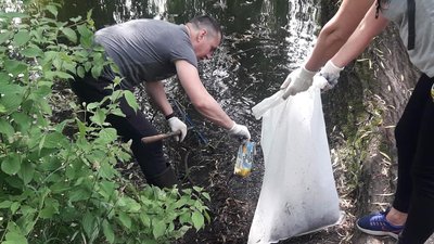 Толока по-вінницьки: біля Вишенського озера зібрали 18 мішків сміття