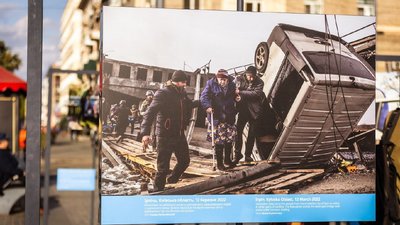 У Дніпрі презентували фотовиставку зі світлинами волонтерів під час роботи У Дніпрі презентували фотовиставку зі світлинами волонтерів під час роботи