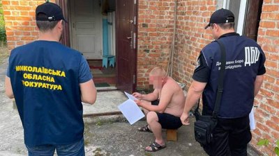 На Миколаївщині двоє поліцейських віддали табельну зброю росіянам під час окупації міста — прокуратура