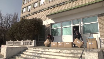 7 лікарень Херсонщини, які працюють з хворими на COVID-19, отримали 3700 захисних комбінезонів 7 лікарень Херсонщини, які працюють з хворими на COVID-19, отримали 3700 захисних комбінезонів