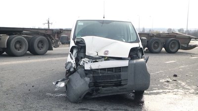 ДТП під Вінницею: вантаж із причепа фури злетів на легковий автомобіль