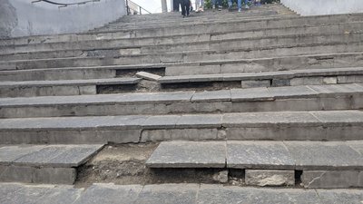 27 травня в одній із соцмереж дописувачі опублікували фото, на яких видно, в якому стані знаходяться сходи підземного переходу у центрі міста
