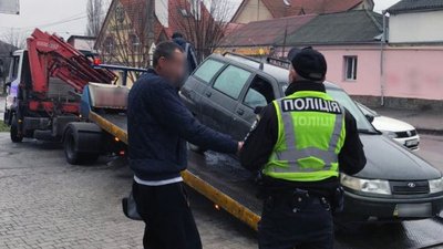 У Херсоні небайдужі громадяни затримали п'яного водія та викликали патрульних