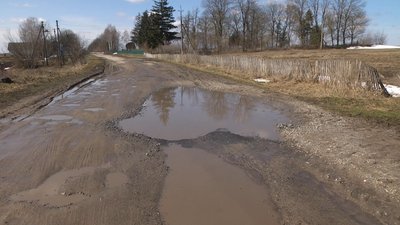 Так виглядає центральна сільська дорога у Малій Клітній. Фото: Суспільне. Поділля. Так виглядає центральна сільська дорога у Малій Клітній. Фото: Суспільне. Поділля.