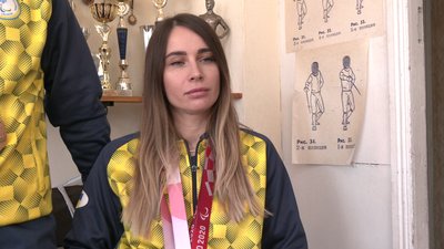 Немає ліфта. Тренер харківських призерок Паралімпіади носить спортсменів у зал на руках Немає ліфта. Тренер харківських призерок Паралімпіади носить спортсменів у зал на руках