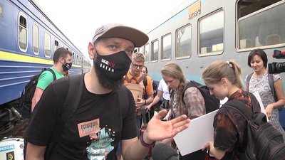З музикантами, акторами, митцями: до Херсона прибув арт-потяг "Гоголь Train" З музикантами, акторами, митцями: до Херсона прибув арт-потяг "Гоголь Train"