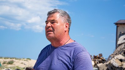 Знищені дачі та дитина в епіцентрі вибуху: що відомо про обстріл бази відпочинку на Одещині. Фоторепортаж Знищені дачі та дитина в епіцентрі вибуху: що відомо про обстріл бази відпочинку на Одещині. Фоторепортаж