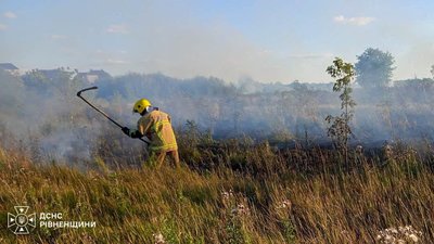 Рятувальник ліквідує загоряння сухої трави на Рівненщині