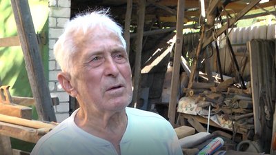 Раніше для мисливців, зараз для військових: херсонець виготовляє ножі та сокири