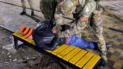 Стрілянина на дні народження. Поліцейські затримали чоловіка, який знеструмив частину Томашполя Стрілянина на дні народження. Поліцейські затримали чоловіка, який знеструмив частину Томашполя