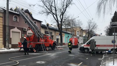 У Франківську горить будинок. Перекрили одну із центральних вулиць У Франківську горить будинок. Перекрили одну із центральних вулиць