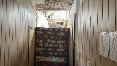 В одному з прифронтових сіл Миколаївщини відновлюють будівлю сільради В одному з прифронтових сіл Миколаївщини відновлюють будівлю сільради