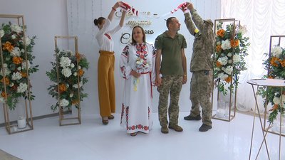 Весілля, а потім – на фронт. У Сумах одружився військовослужбовець Весілля, а потім – на фронт. У Сумах одружився військовослужбовець