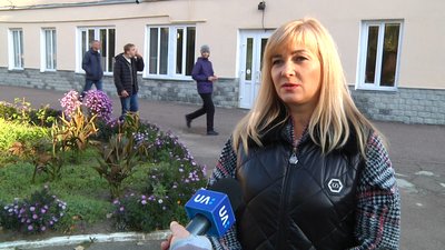 Учні Житомирської спецшколи шиють на уроках праці вироби зі шкіри Учні Житомирської спецшколи шиють на уроках праці вироби зі шкіри
