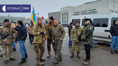 "Якби не добровольці, не було б України". У Сумах влаштували автопробіг і мітинг до Дня добровольця