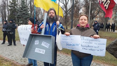 "Це тупо совок": на акцію прихильників Жукова у Харкові прийшли противники його вшанування "Це тупо совок": на акцію прихильників Жукова у Харкові прийшли противники його вшанування