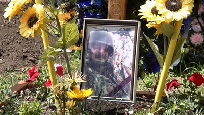 Фото на могилі Олега Барни Фото на могилі Олега Барни