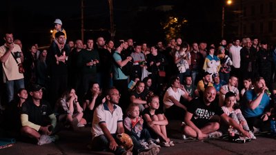 Спільний перегляд та підйом на гору. Як вболівають за збірну у Чернівцях Спільний перегляд та підйом на гору. Як вболівають за збірну у Чернівцях