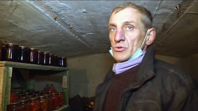 Батько Сергій Яремчук показує запаси на зиму і каже, що здатен прогодувати дітей. Батько Сергій Яремчук показує запаси на зиму і каже, що здатен прогодувати дітей.