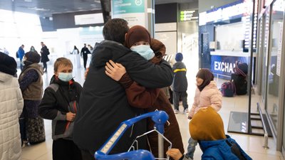 В Україну із закритого табору в Сирії повернулися три жінки та одинадцятеро дітей В Україну із закритого табору в Сирії повернулися три жінки та одинадцятеро дітей