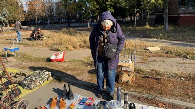 Любов — розпродає свої речі на барахолці, щоб поїхати.