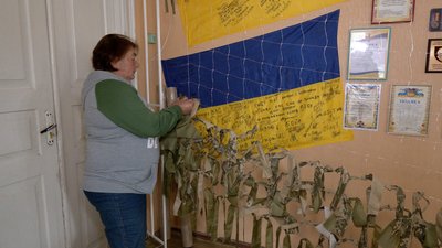 У селі на Вінниччині сплели 16 кілометрів маскувальних сіток У селі на Вінниччині сплели 16 кілометрів маскувальних сіток