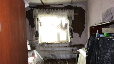 "Наше життя згоріло". На Херсонщині родина через руйнування будинку вимушена мешкати в сараї для худоби "Наше життя згоріло". На Херсонщині родина через руйнування будинку вимушена мешкати в сараї для худоби