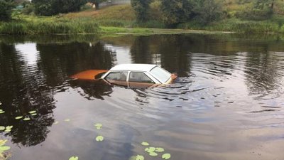 На Житомирщині рятувальники діставали з річки втоплений автомобіль