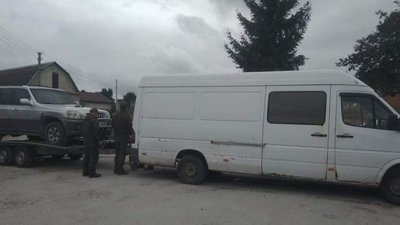 Волонтери з Тернопільщини передають на схід відремонтований автомобіль Волонтери з Тернопільщини передають на схід відремонтований автомобіль