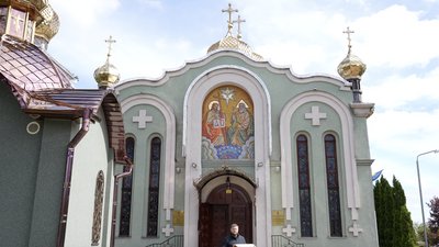 Без хустки та в штанах: чи можна так іти до церкви жінкам