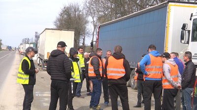 Далекобійники очікують в черзі більше тижня Далекобійники очікують в черзі більше тижня