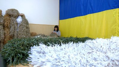 "Щоб хлопці відчували наше тепло": на Вінниччині волонтери плетуть маскувальні сітки та костюми для захисників "Щоб хлопці відчували наше тепло": на Вінниччині волонтери плетуть маскувальні сітки та костюми для захисників